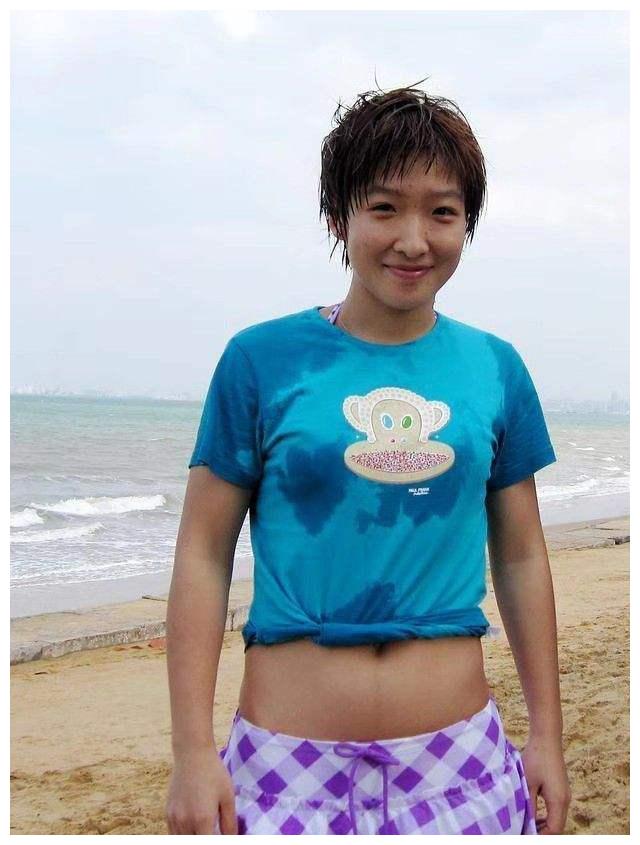 刘诗雯新旧泳装对比,以前太保守只露肚子,现在身材更好锁骨明显