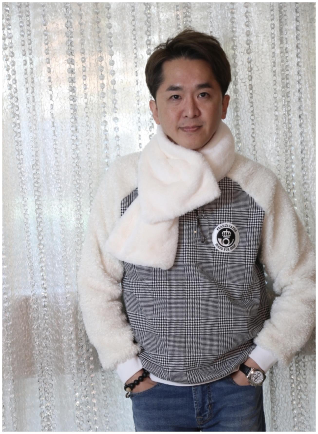 邓兆尊照顾新欢起居,大方养育对方子女,坚持不生育享受继父生活__财经