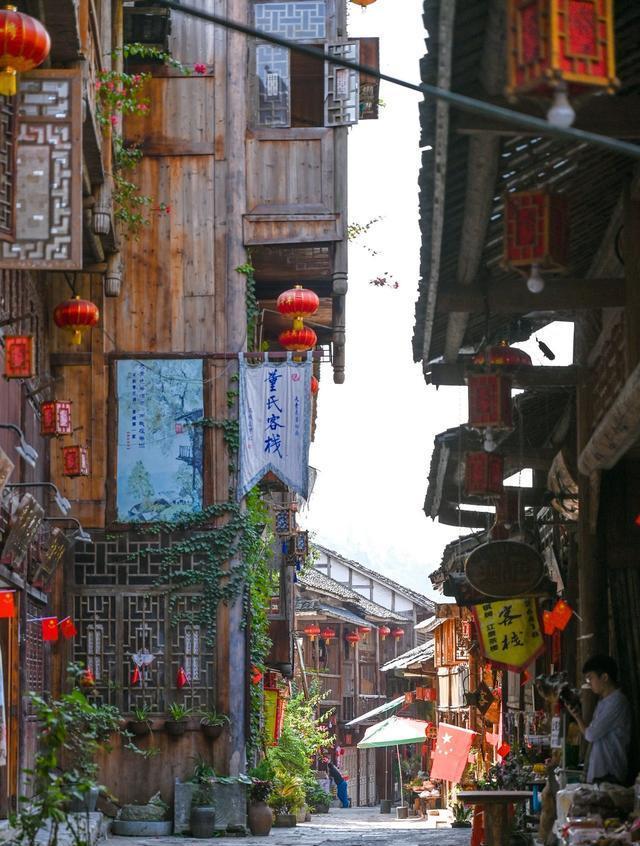 重庆被忽略的千年古镇,拥有最大的吊脚楼群,景色美如世外桃源
