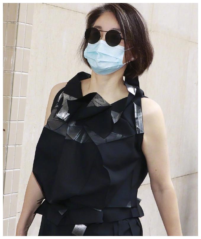 有种66岁叫林青霞一身黑装久违露面优雅老去打脸赵雅芝