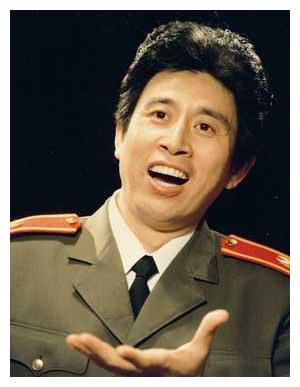 也是一位著名的歌唱家,而且还是唯一一位女将军级别的歌唱家