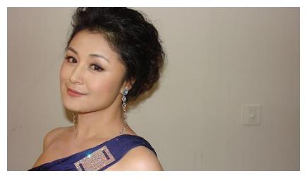 赵本山背后的女人:54岁气质优雅,与女儿同框似姐妹花|赵本山|马丽娟