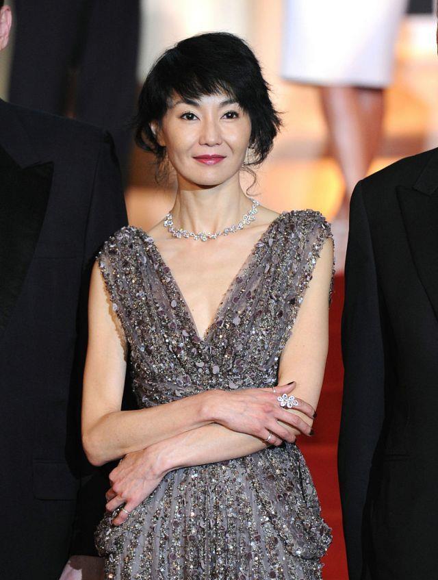 张曼玉真老了,裙子撑不起全身褶,身材消瘦脸部蜡黄,老态很难掩