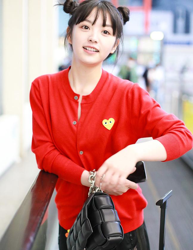 "黄橙子"田曦薇扎双丸子头活力满满 对镜比手势微笑超甜