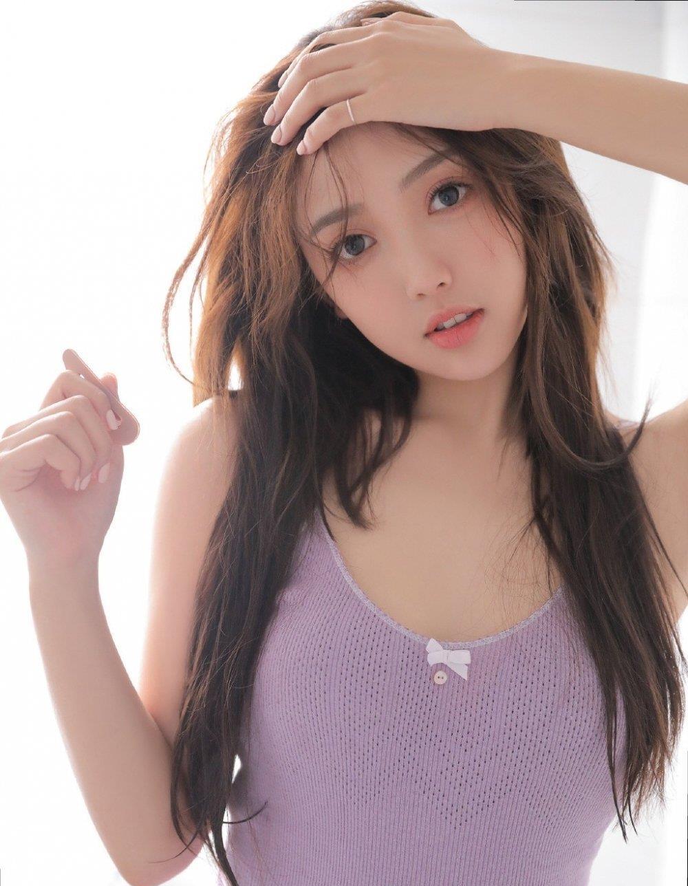 小姐姐在浴室当中放飞自我从穿紫色连身毛衣裙的女神变成女神经