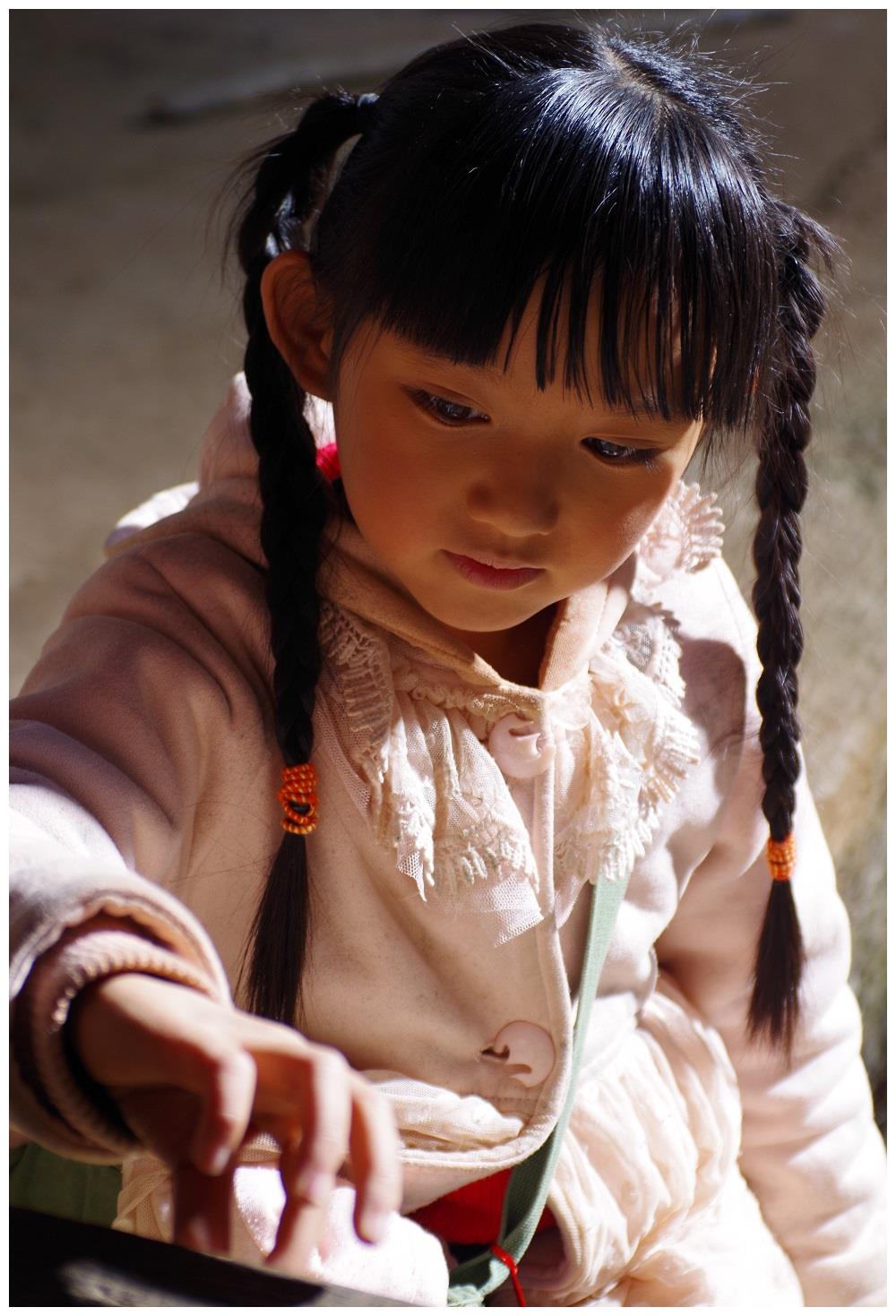 张望》电影海报时就说,"太吸睛了",那个从背后怀抱爸爸的小女孩有一双