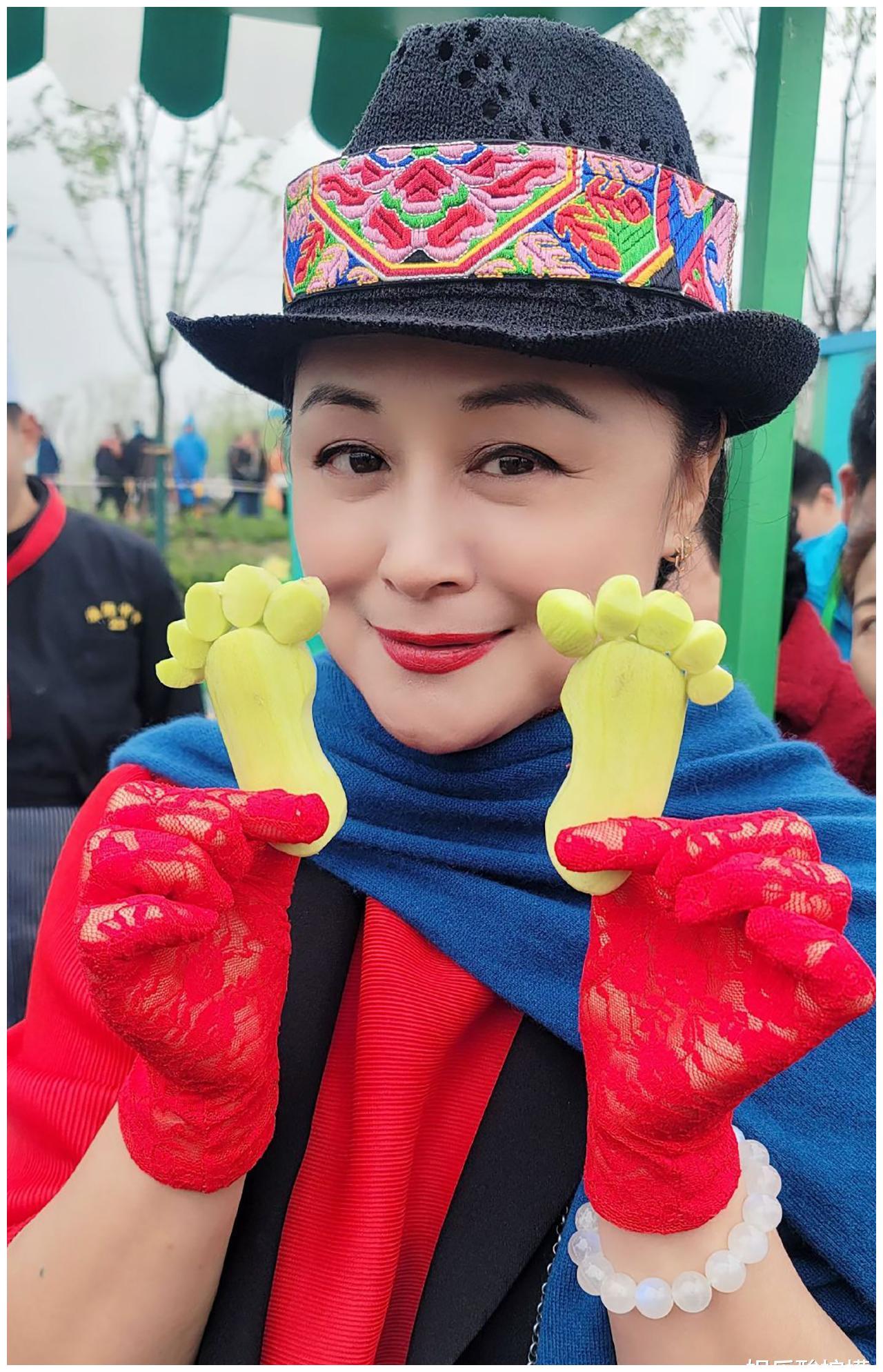 作为谢大脚的闺蜜,葛珊珊凭借《你好,李焕英》中王桂香一角,再次被