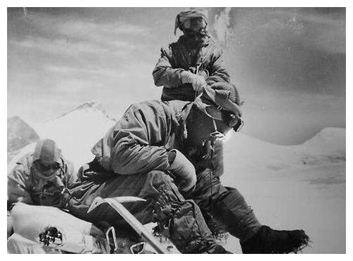 1960年,中国最早登顶珠峰的4名英雄,他们在下山之后都怎样了?