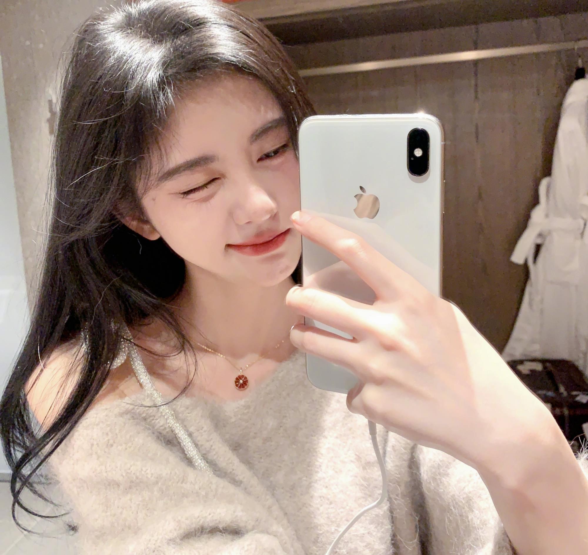 鞠婧祎发个小小的库存美女贴贴这对镜自拍谁看谁不迷糊哦