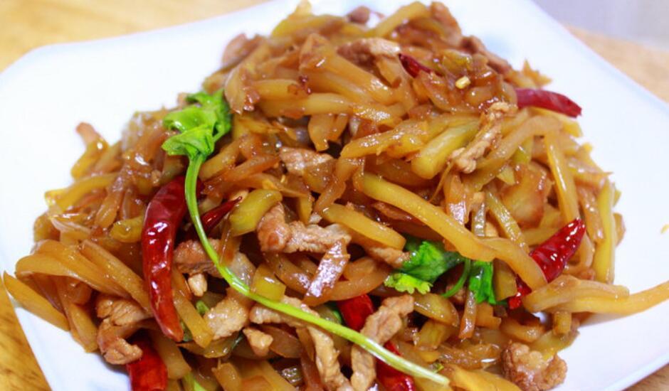 榨菜丝的香味也被炒出来以后,就可以加入白糖了,这样吃起来味道会更鲜