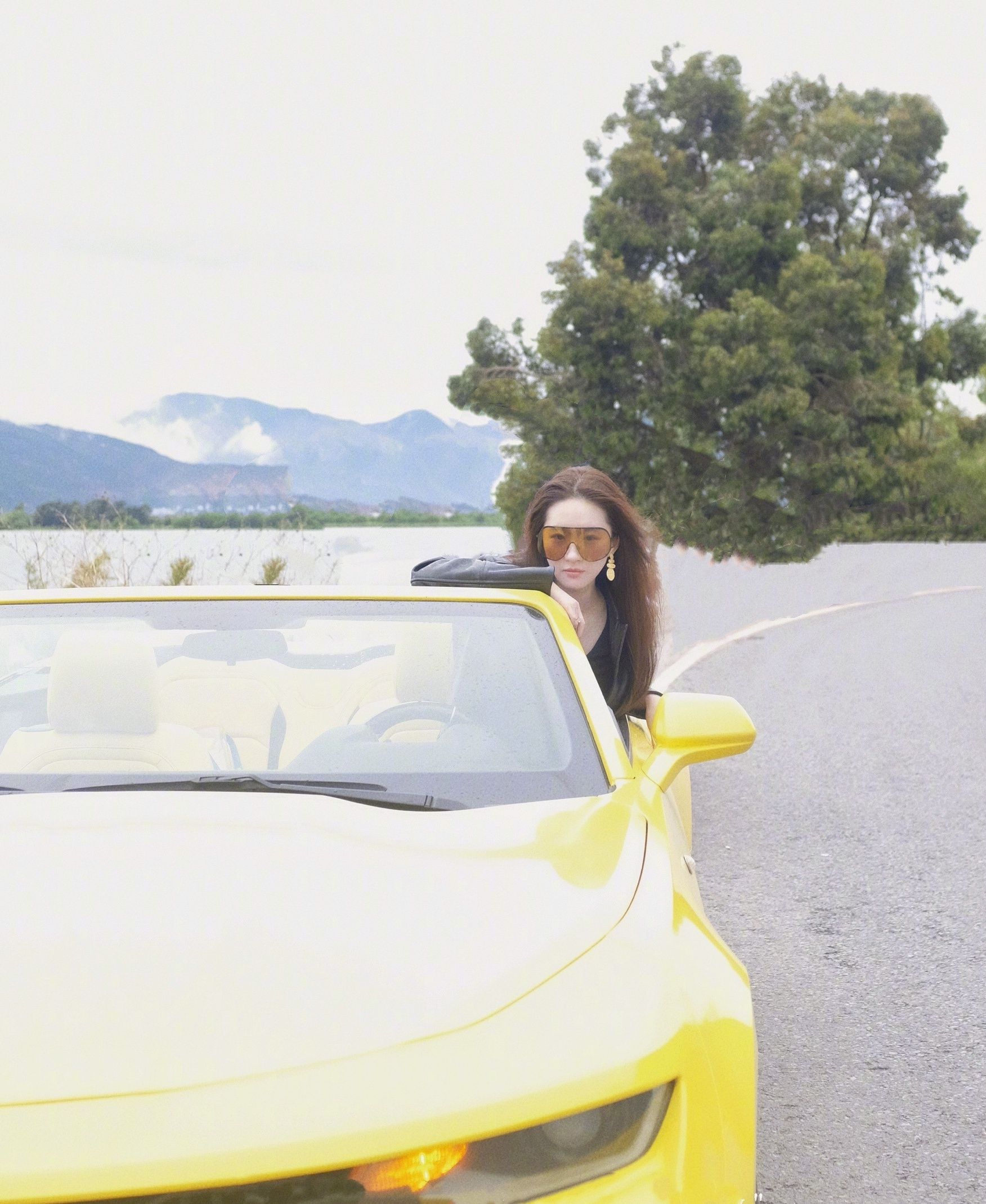 刘亦菲开跑车炸街!穿皮衣戴墨镜机车造型抢眼,飘逸长发令人心动