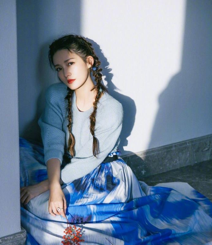 李沁冬日大片来袭,冰公主造型很有灵动感,双麻花辫更显贵气