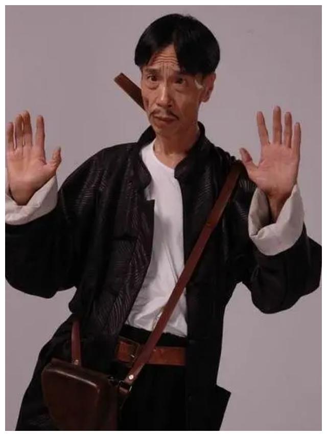 贾队长颜冠英做了20年熨衣工48岁辞职拍戏如今大器晚成