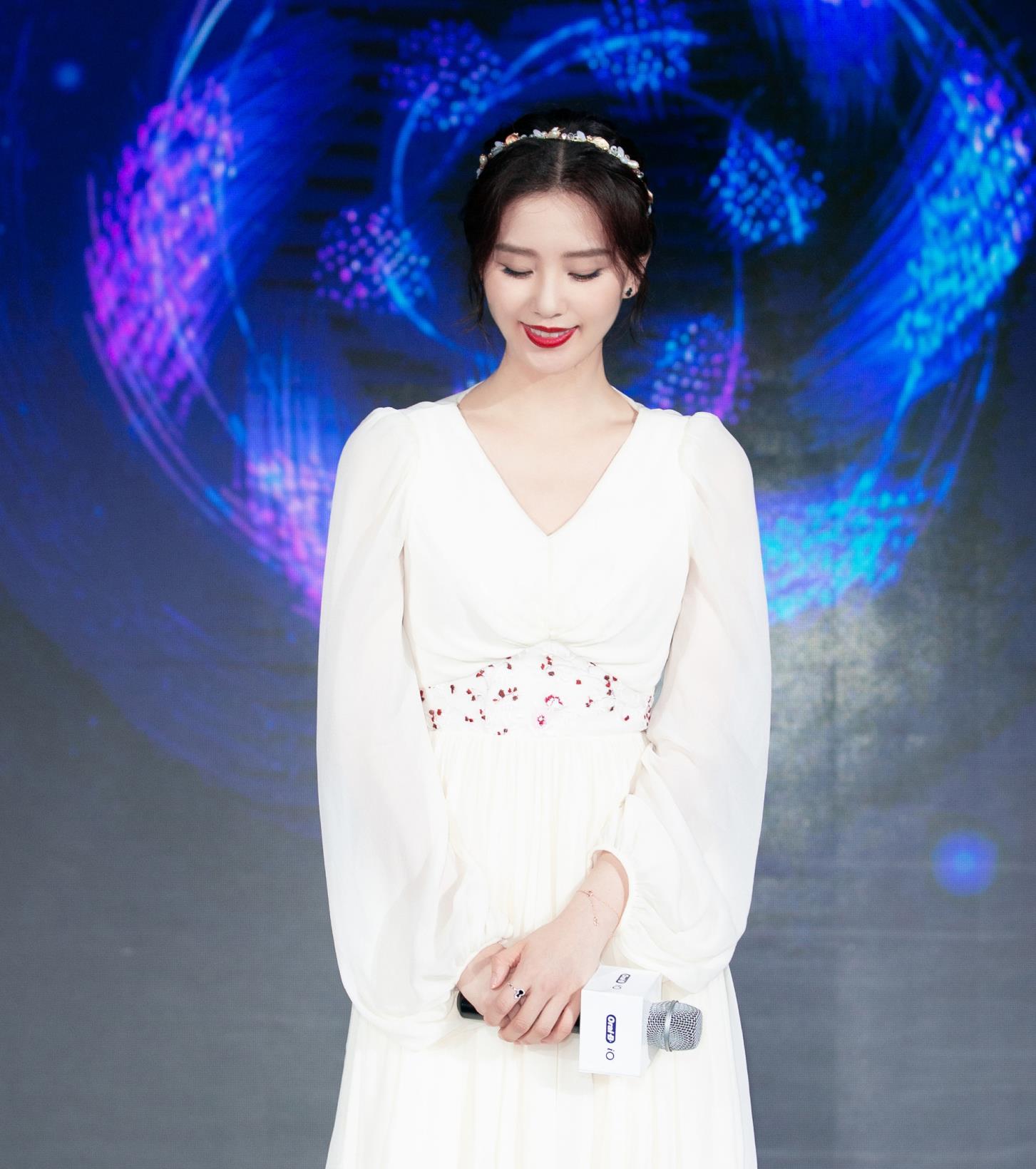 刘诗诗活动造型再次惊艳众人,身穿蓝色西服套装,气质优雅又干练