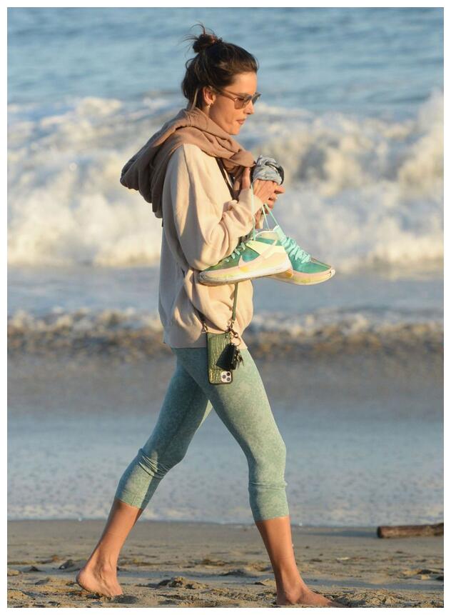 超模亚历桑德拉·安布罗休马里布海滩拍照,她的优雅让人着迷