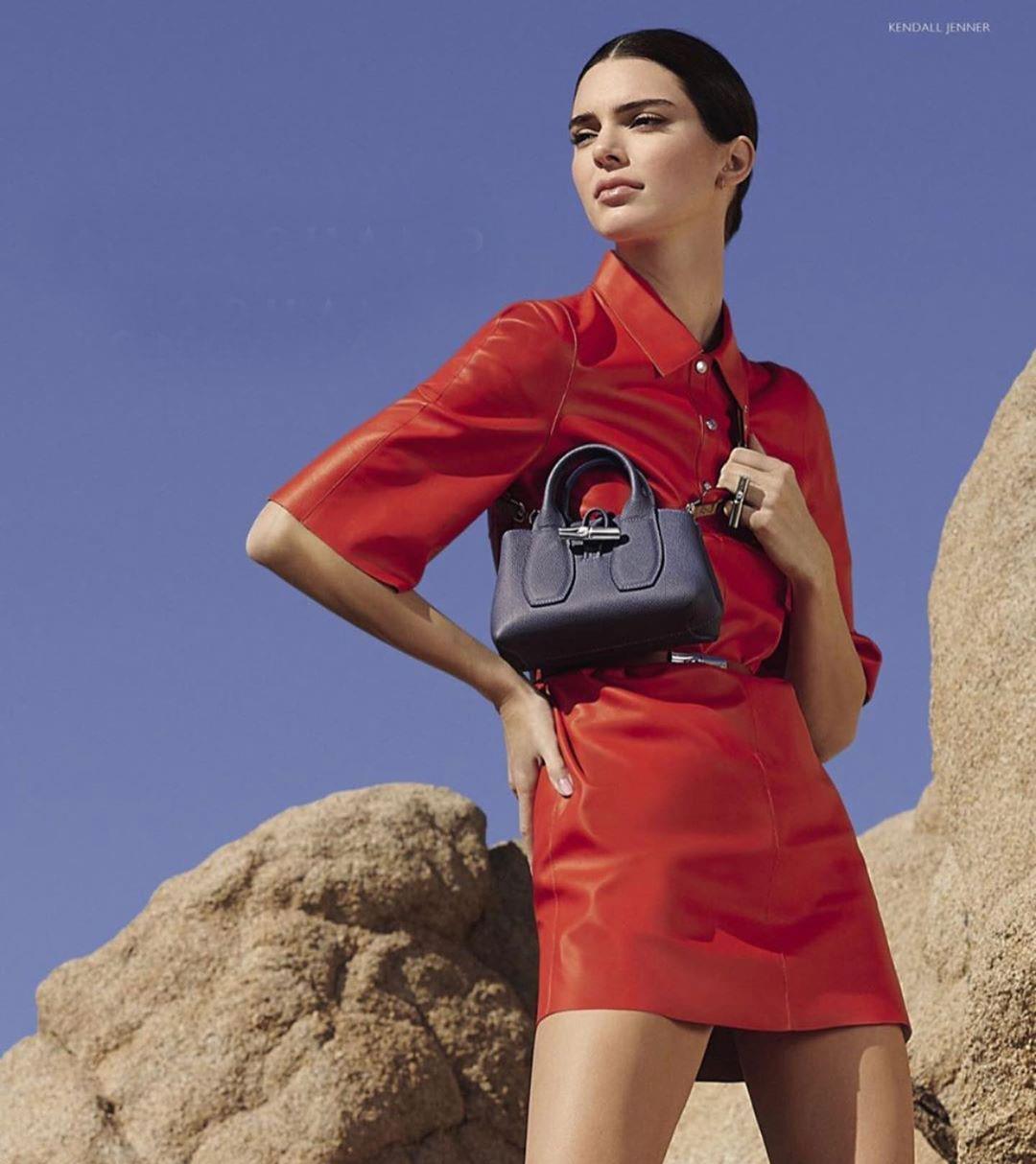 肯达尔·詹娜穿粉色百褶裙秀美腿,新造型太惊艳,腰细腿长好靓