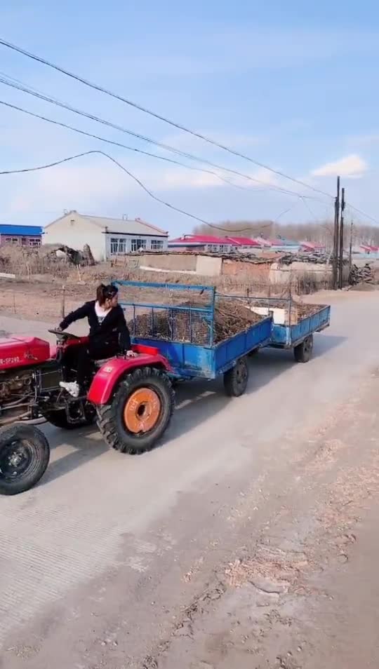 东北女人就是牛开拖拉机挂两个斗倒车这技术堪比半挂
