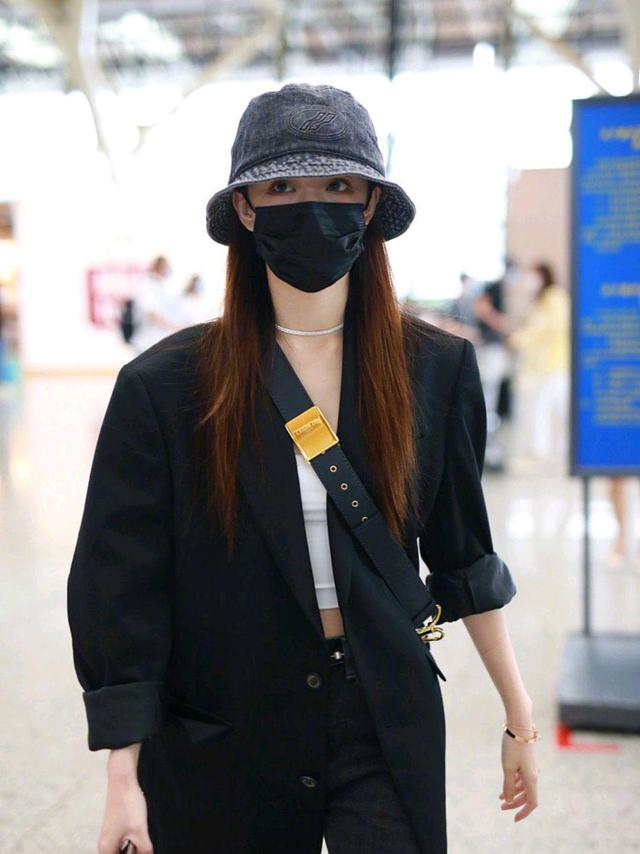 徐璐的机场造型好酷,身穿黑色西装搭配黑色牛仔裤,个性十足休闲区蓝鸢梦想 - Www.slyday.coM 徐璐的机场造型好酷,身穿黑色西装搭配黑色牛仔裤,个性十足休闲区蓝鸢梦想 - Www.slyday.coM