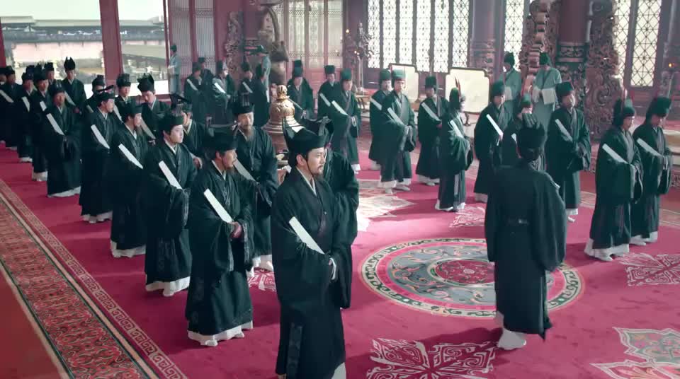 荀彧等大臣按时上朝,只有刘平去官渡不来上朝