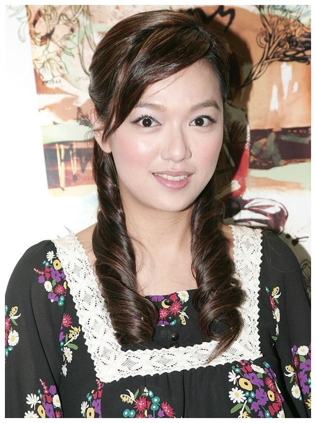 42岁港姐李珊珊无惧面部浮肿素颜做义工,积极面对惊恐症病况转好