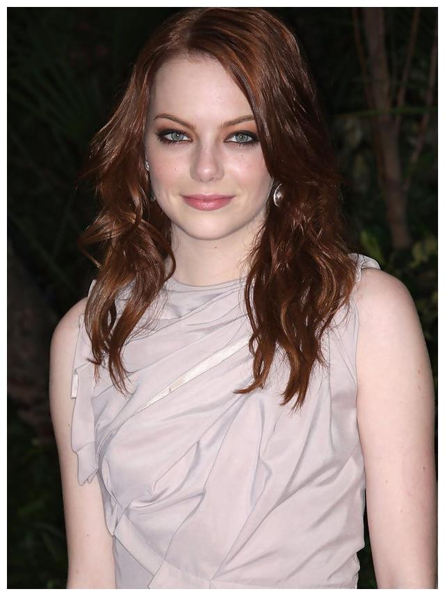 《超凡蜘蛛侠》女主艾玛·斯通,肤白貌美自带发光体质