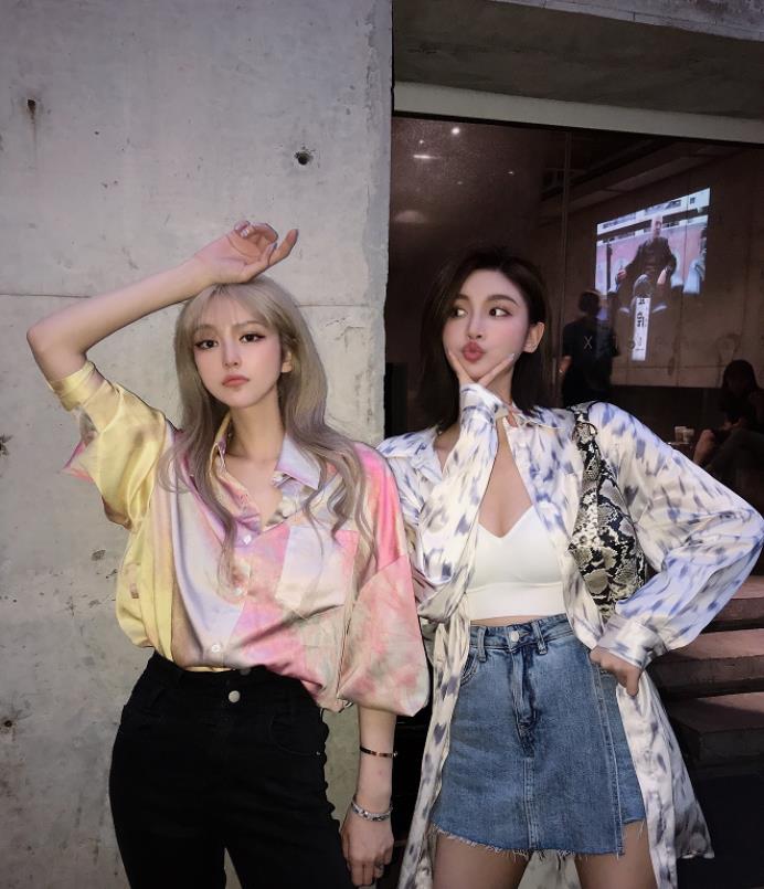 周扬青首晒异性合照被催婚,单手托腮笑容甜美,穿搭越发讨人喜爱