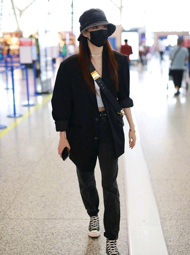 徐璐的机场造型好酷,身穿黑色西装搭配黑色牛仔裤,个性十足休闲区蓝鸢梦想 - Www.slyday.coM 徐璐的机场造型好酷,身穿黑色西装搭配黑色牛仔裤,个性十足休闲区蓝鸢梦想 - Www.slyday.coM