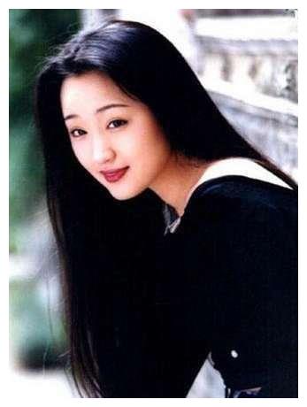 1966年,张钰莹为了爱情不顾所有人的反对选择退出歌坛.