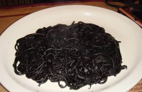 大爷卖"黑色面条",1份10元,每天营业2小时,刚出摊顾客排长队|面条|大