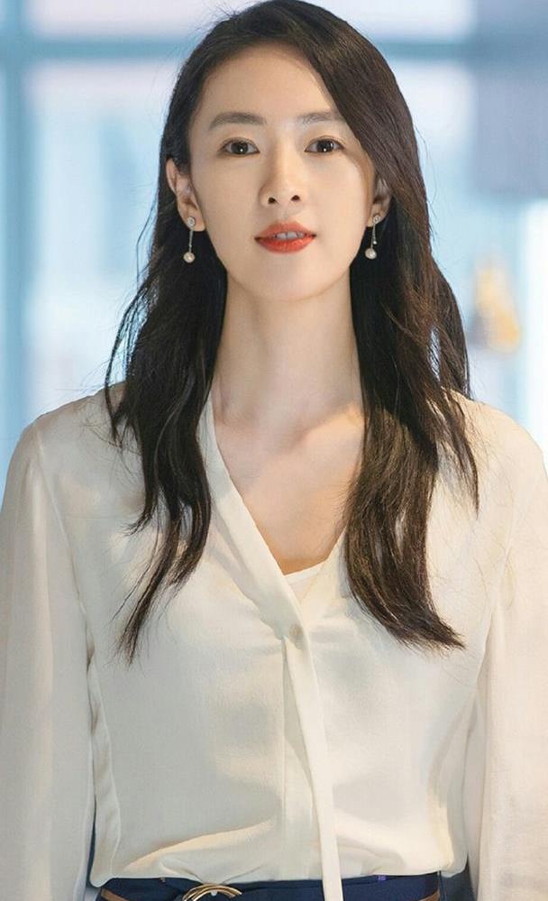 淡黄色真丝套装童瑶演绎不一样的独立女性真是又美又飒