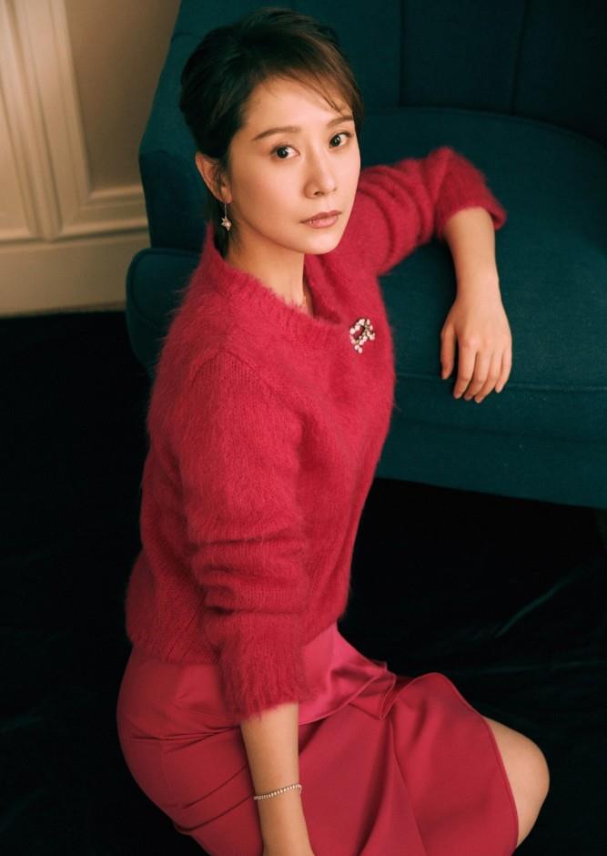 海清晒私服照,一袭玫红色针织衫配开叉短裙,美得一