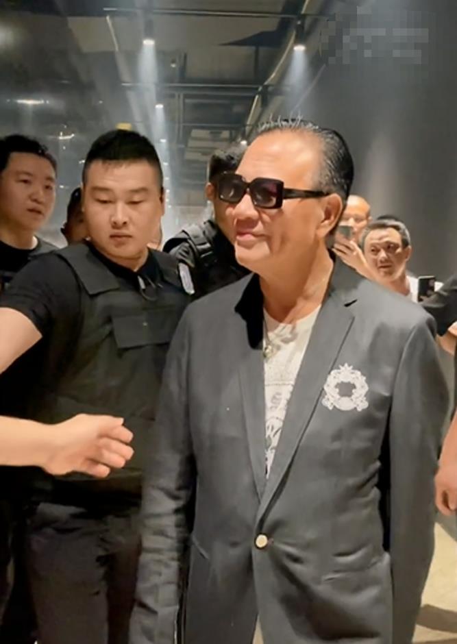 万梓良现身夜店商演,变成整场聚焦点