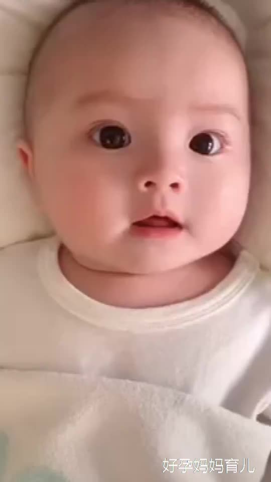 小宝宝太可爱了,双眼皮大眼睛,剪个小光头颜值都这么高!