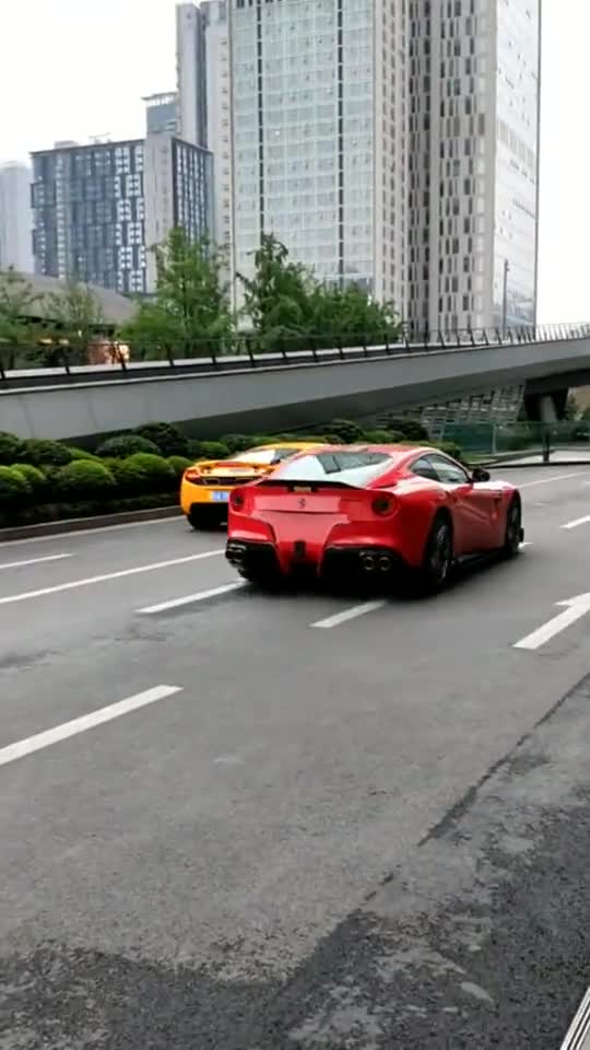 街拍法拉利跑车哦