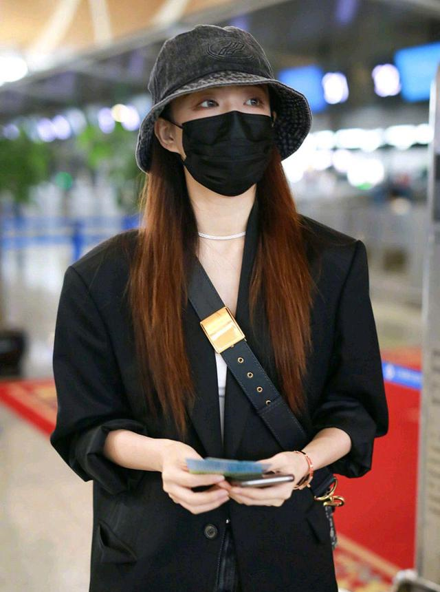 徐璐的机场造型好酷,身穿黑色西装搭配黑色牛仔裤,个性十足休闲区蓝鸢梦想 - Www.slyday.coM 徐璐的机场造型好酷,身穿黑色西装搭配黑色牛仔裤,个性十足休闲区蓝鸢梦想 - Www.slyday.coM