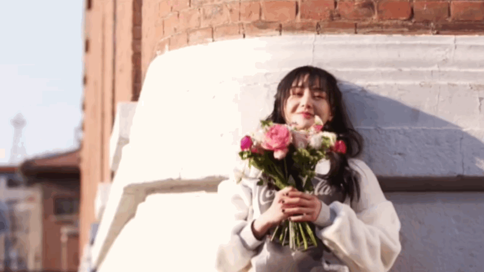 郑爽时尚旅游封面曝光,手捧鲜花笑容灿烂,明媚气质格外抢镜