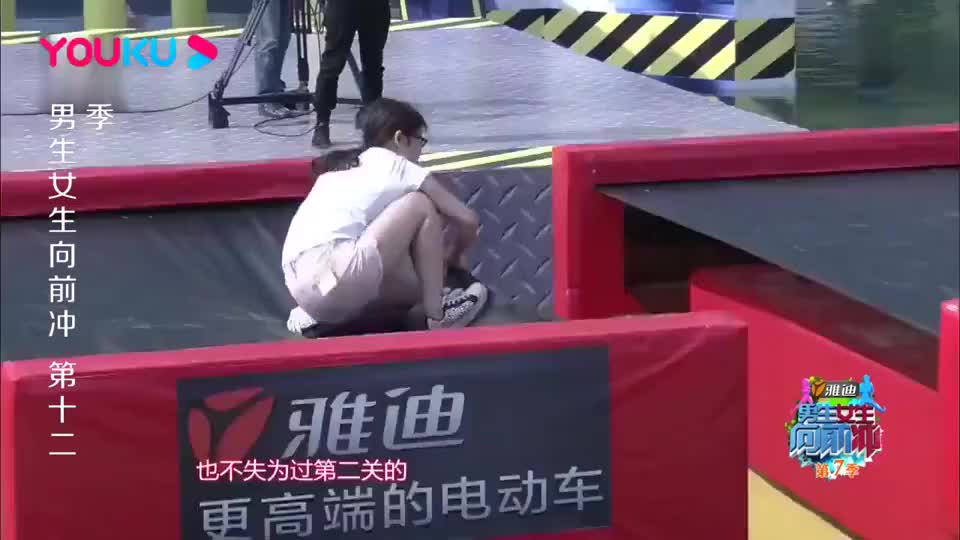 男生女生向前冲:美女来闯关,太可怜了,人直接被甩飞落水!