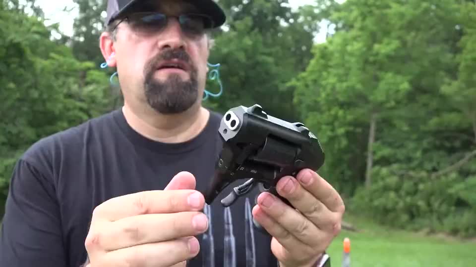 看似小小的左轮手枪,转鼓式弹仓供弹8发,射击后坐力还挺大