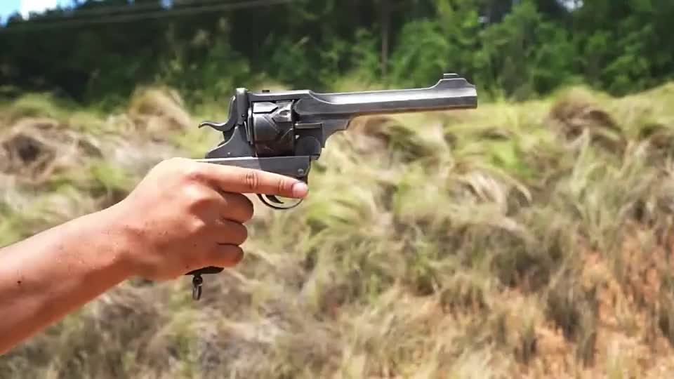 实测最早期的左轮手枪,靶场射击 加弹退弹挺有趣