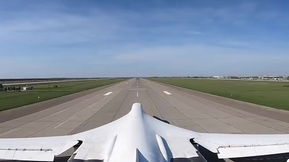 机尾实拍俄罗斯tu-160轰炸机起飞,不愧是号称"白天鹅"