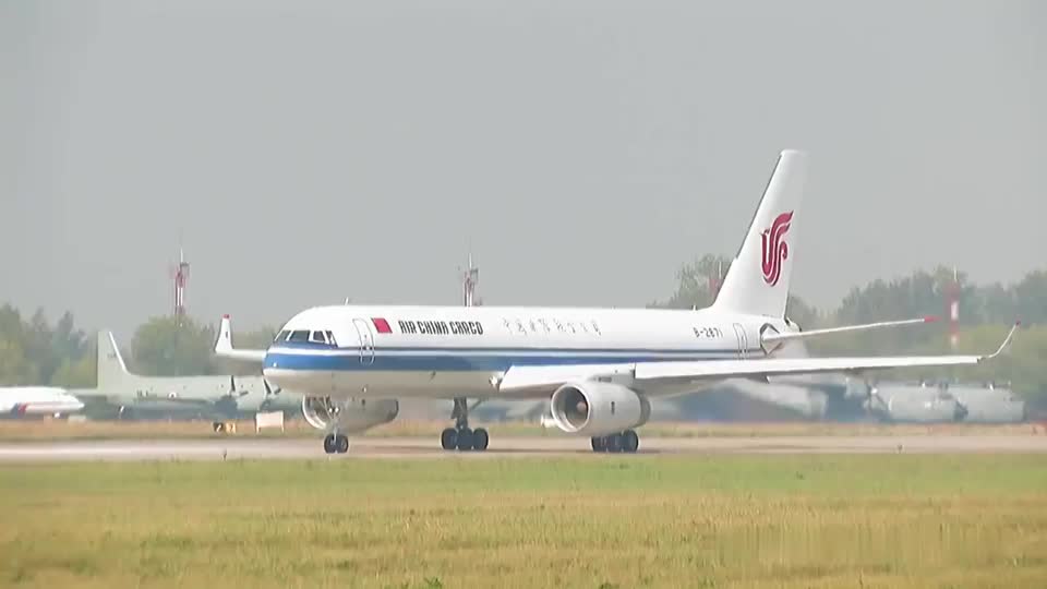 罕见,国航的俄制飞机图204起飞画面