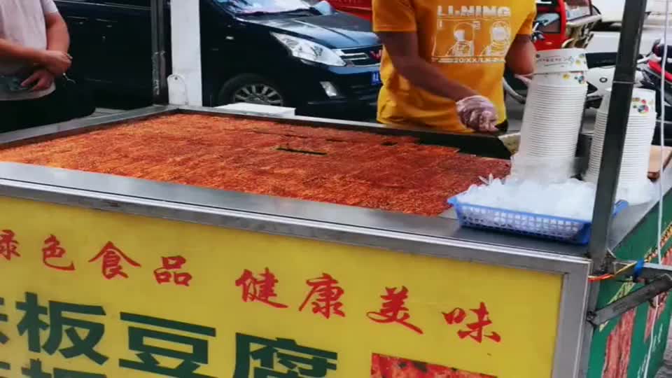 浙江留学回国高材生摆地摊卖铁板豆腐