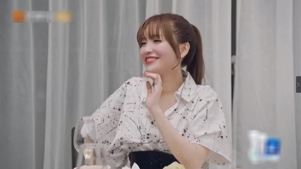 金莎盛况达成共识,两人击掌瞬间十指相扣,爱情的味道