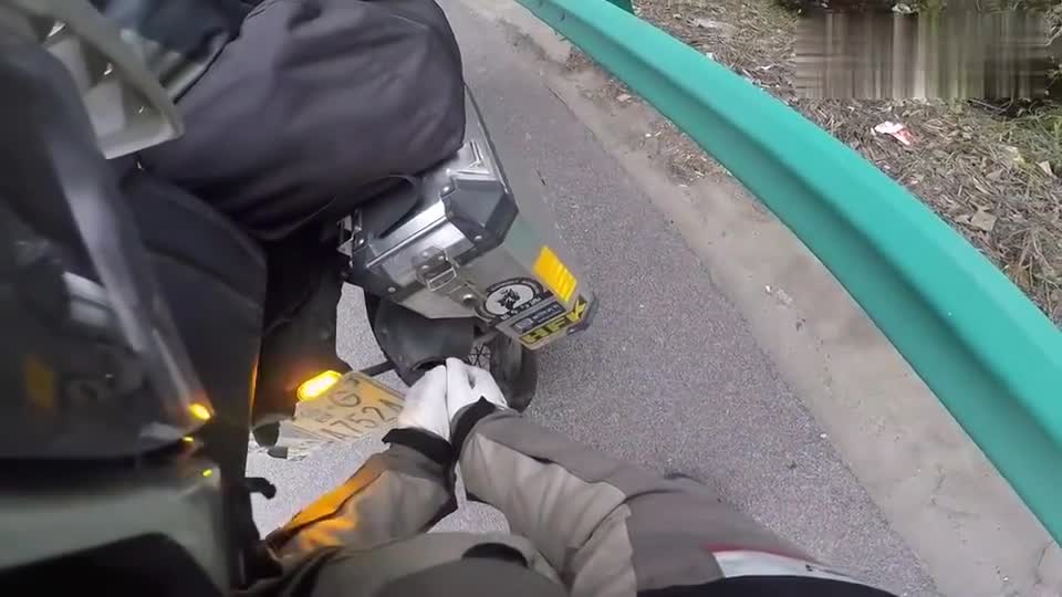 机车摩托:天气冷了还能这样取暖,但一不小心就会翻车