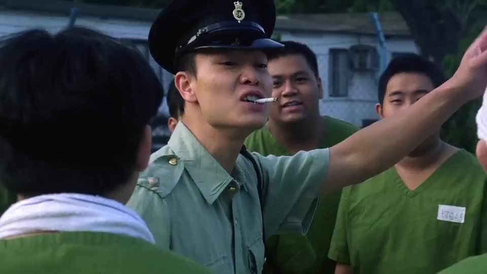 断水流大师兄表演空手道手劈冬瓜犯人看完拍手称赞