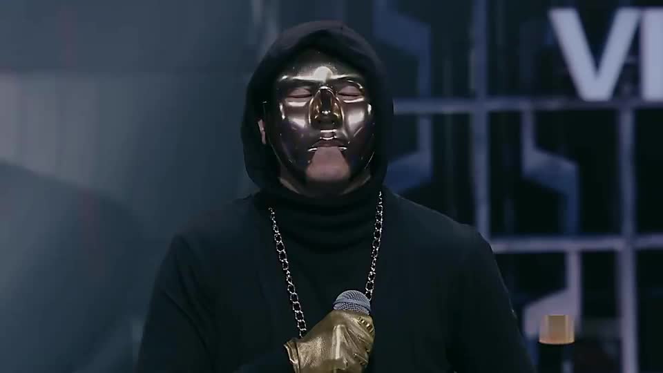 中国有嘻哈:大神级别的人物就是不一样,后台的人都站起来听他唱