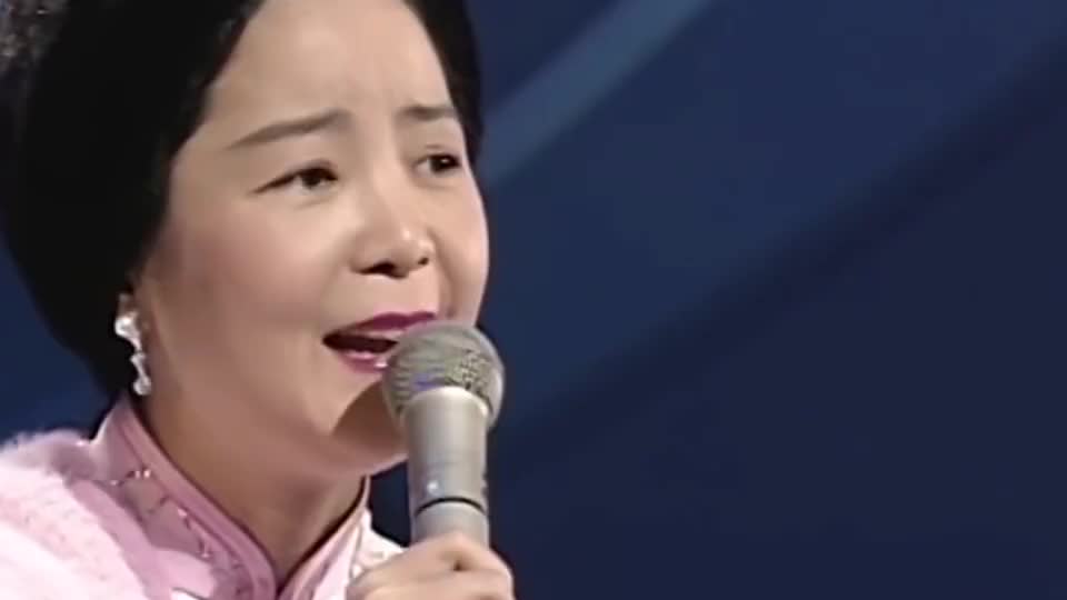 邓丽君最后一次演唱会,面容非常憔悴,精致的妆容也遮不住