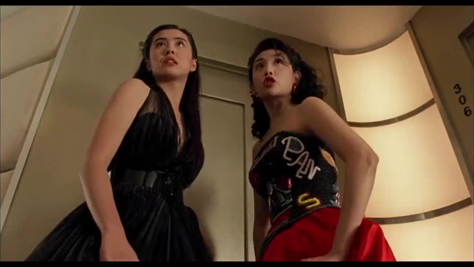 邱淑贞和王祖贤配合真完美,一人一脚下去,外国佬丢了半条命