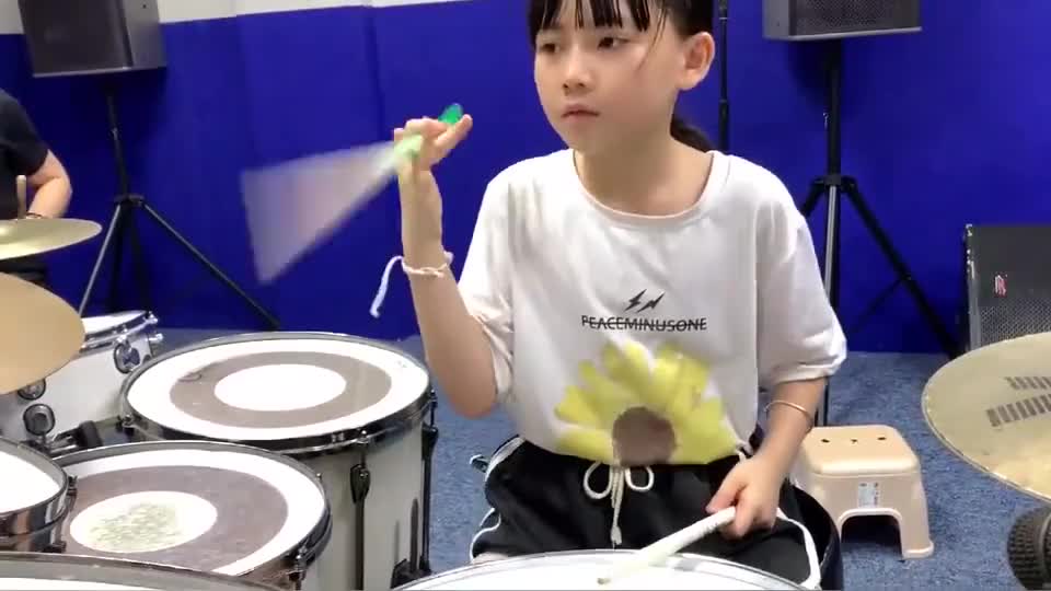 近距离欣赏妞妞演奏架子鼓,简直太享受,这气质绝了!