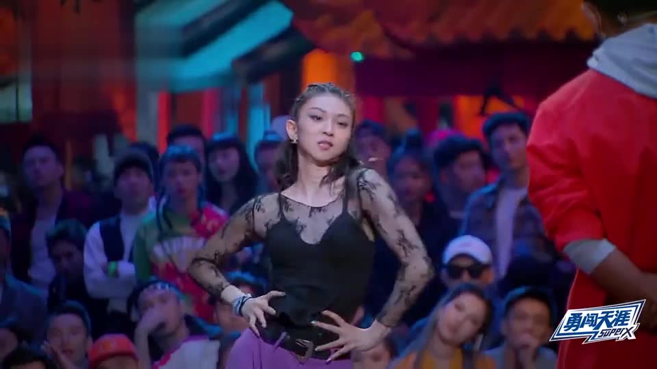 张嘉倪都要被马车震晕了 为您推荐: 这就是街舞:黄卉这个语速太逗了